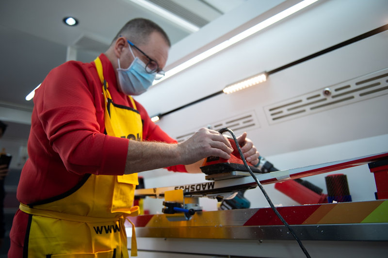 Beijing 2022: primeira oficina móvel de enceramento de pranchas de snowboard foi entregue