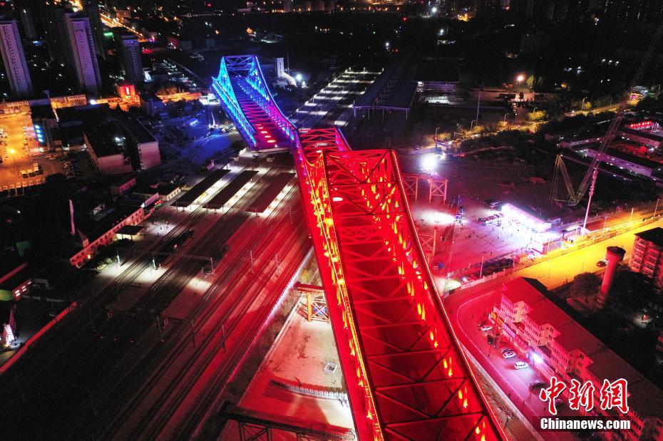Hebei realiza gira??o da ponte de treli?as sobre duas linhas ferroviárias