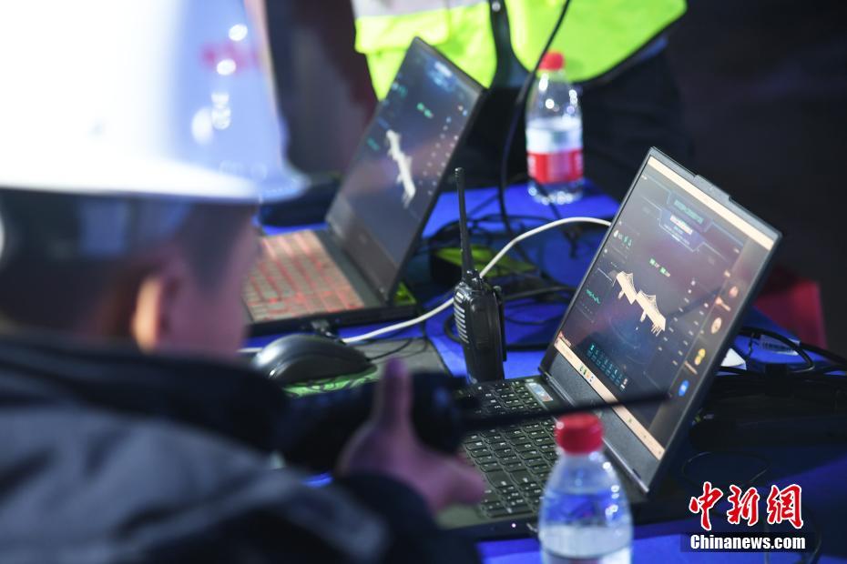 Hebei realiza gira??o da ponte de treli?as sobre duas linhas ferroviárias