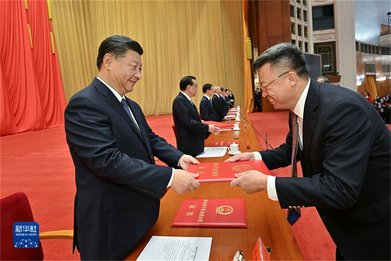 Xi Jinping concede mais alto prêmio chinês de ciência para designer de aeronave e especialista nuclear