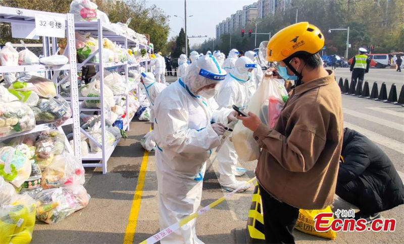 Necessidades diárias s?o garantidas para residentes em confinamento em Beijing