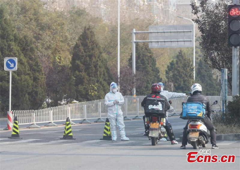 Necessidades diárias s?o garantidas para residentes em confinamento em Beijing