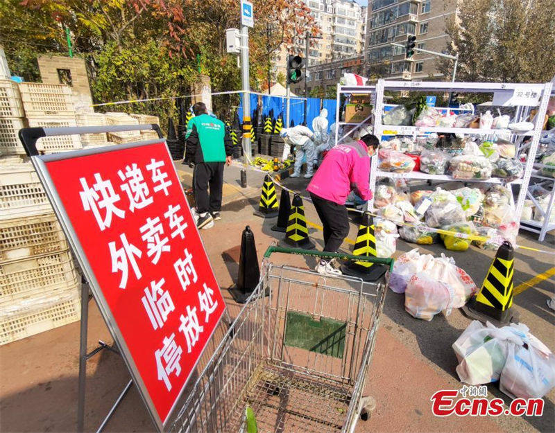 Necessidades diárias s?o garantidas para residentes em confinamento em Beijing