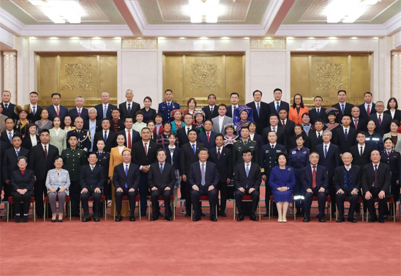 Xi Jinping reúne-se com modelos éticos nacionais
