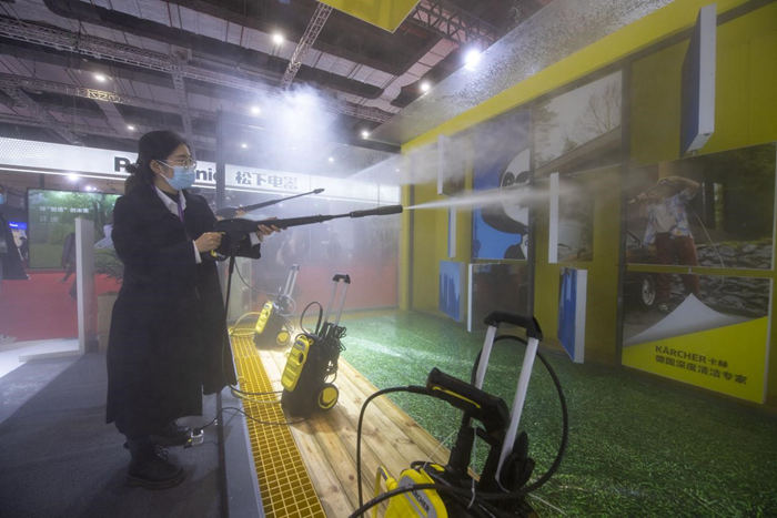 CIIE: zonas de exposi??o variadas atraem visitantes