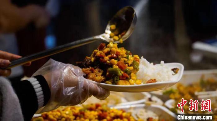 Estudantes ajundam a cozinhar devido a“falta” de cozinheiros na cantina