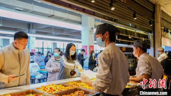 Estudantes ajundam a cozinhar devido a“falta” de cozinheiros na cantina