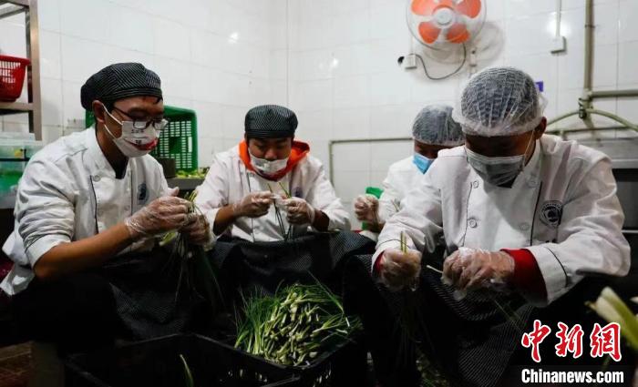 Estudantes ajundam a cozinhar devido a“falta” de cozinheiros na cantina