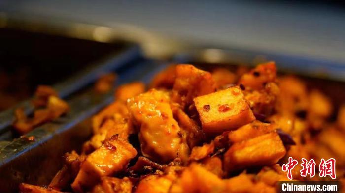 Estudantes ajundam a cozinhar devido a“falta” de cozinheiros na cantina