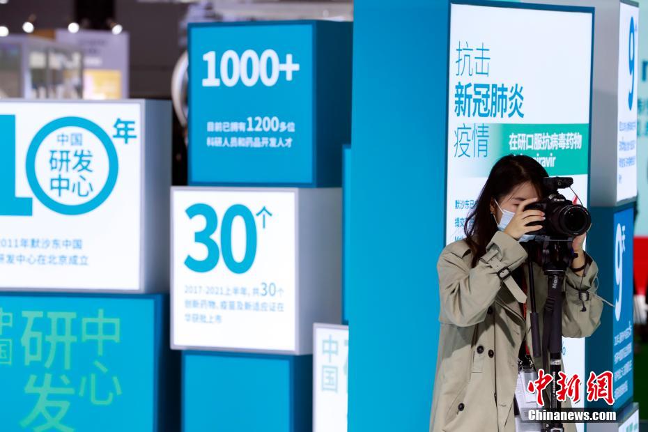 CIIE: medicamento antiviral para a Covid-19 atrai aten??o do público   