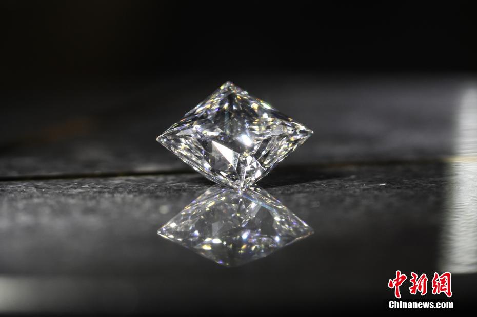 Diamante cultivado de 16,42 quilates em exibi??o na CIIE estabelece recorde global