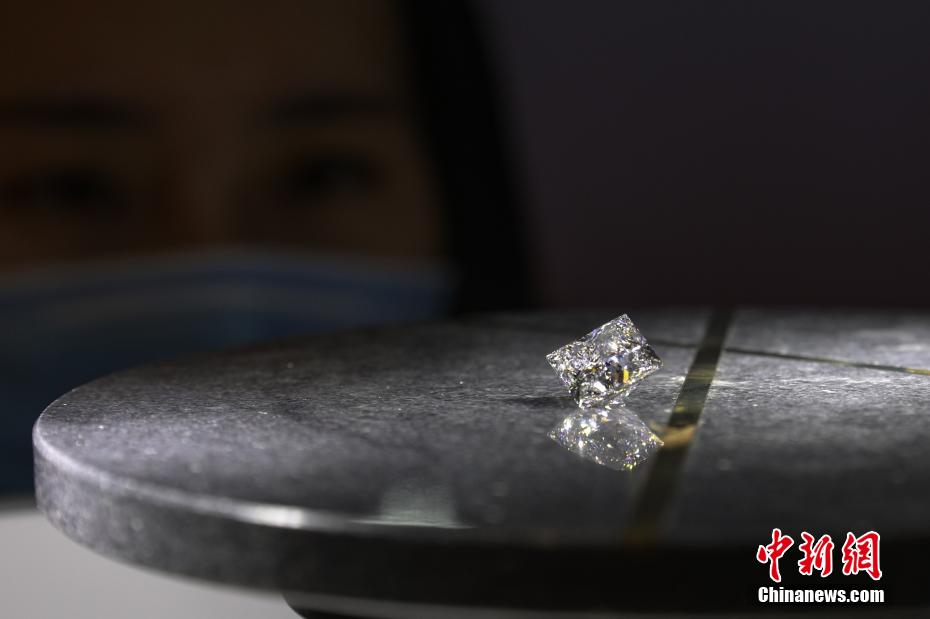 Diamante cultivado de 16,42 quilates em exibi??o na CIIE estabelece recorde global