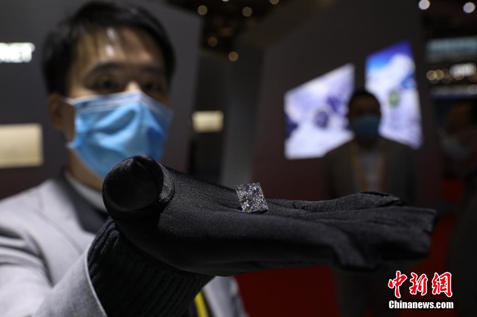 Diamante cultivado de 16,42 quilates em exibi??o na CIIE estabelece recorde global