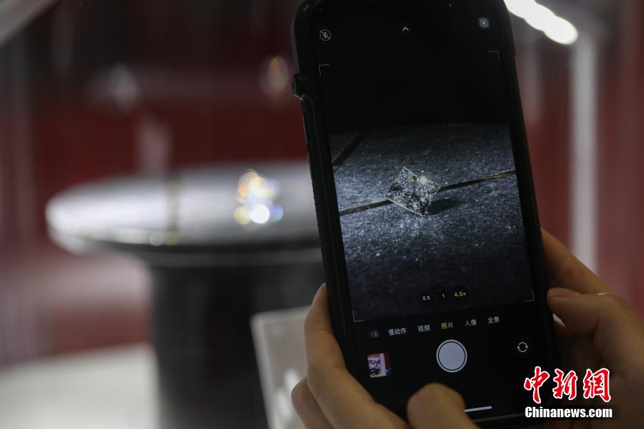 Diamante cultivado de 16,42 quilates em exibi??o na CIIE estabelece recorde global