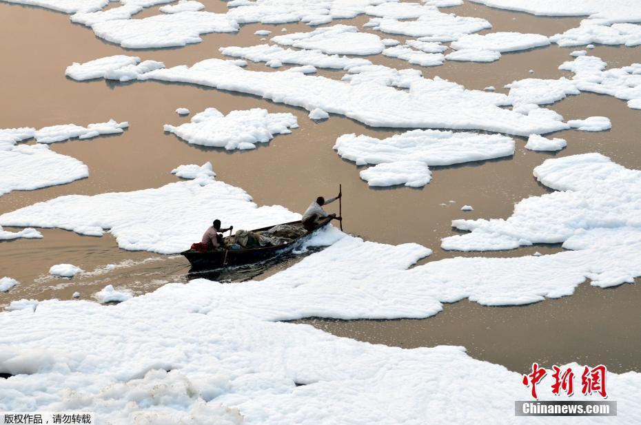 índia: comunidades pescam e se banham em rios poluídos
