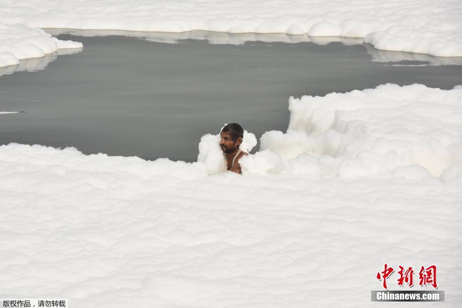 índia: comunidades pescam e se banham em rios poluídos