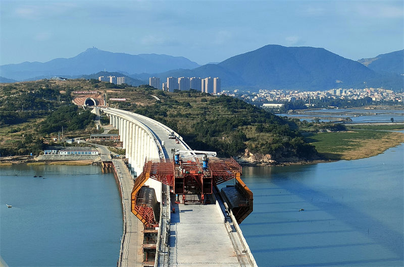 Ponte ferroviária de alta velocidade que atravessa o mar completa jun??o