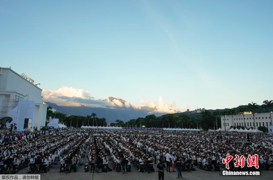 Venezuela: orquestra “mais instrumentos” apresenta