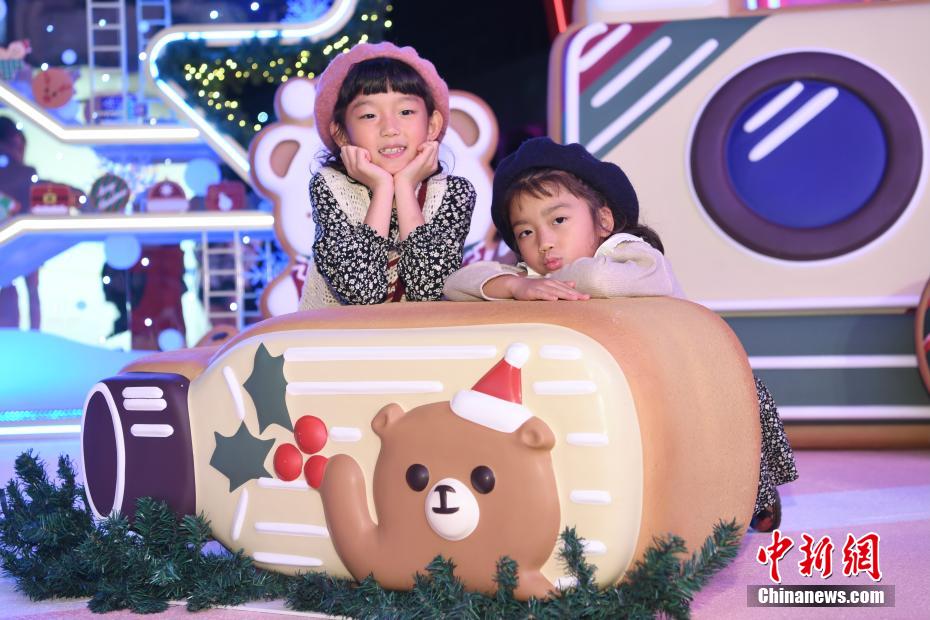 Decora??es de Natal em grande escala iluminam Hong Kong   