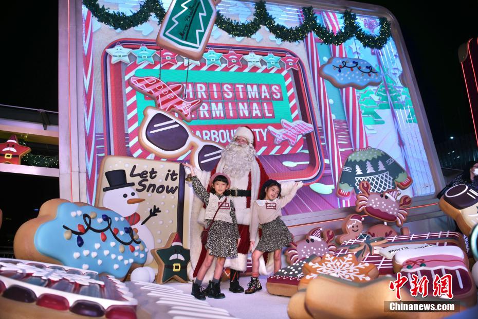 Decora??es de Natal em grande escala iluminam Hong Kong   