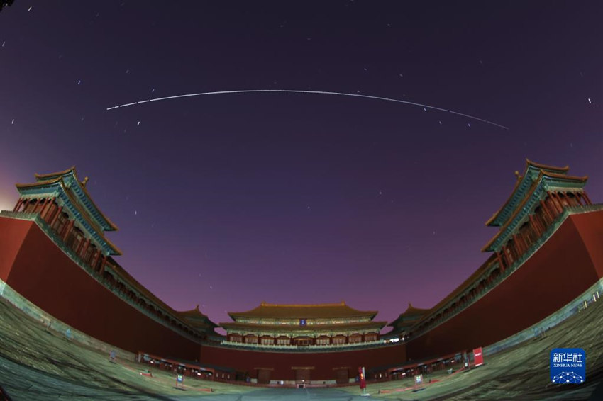 Esta??o espacial de Tiangong voa pelo céu