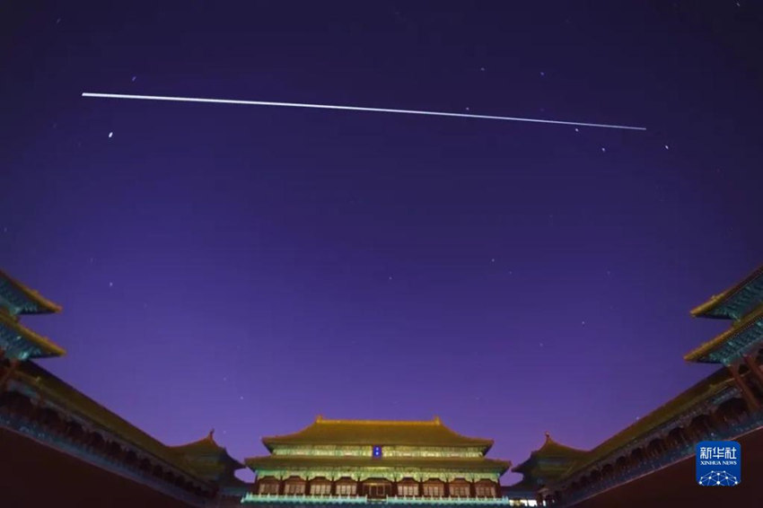 Esta??o espacial de Tiangong voa pelo céu