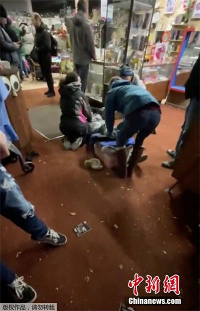 EUA: veículo SUV avan?a sobre desfile, causando mortes e dezenas feridos em Wisconsin