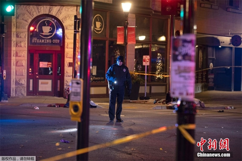 EUA: veículo SUV avan?a sobre desfile, causando mortes e dezenas feridos em Wisconsin