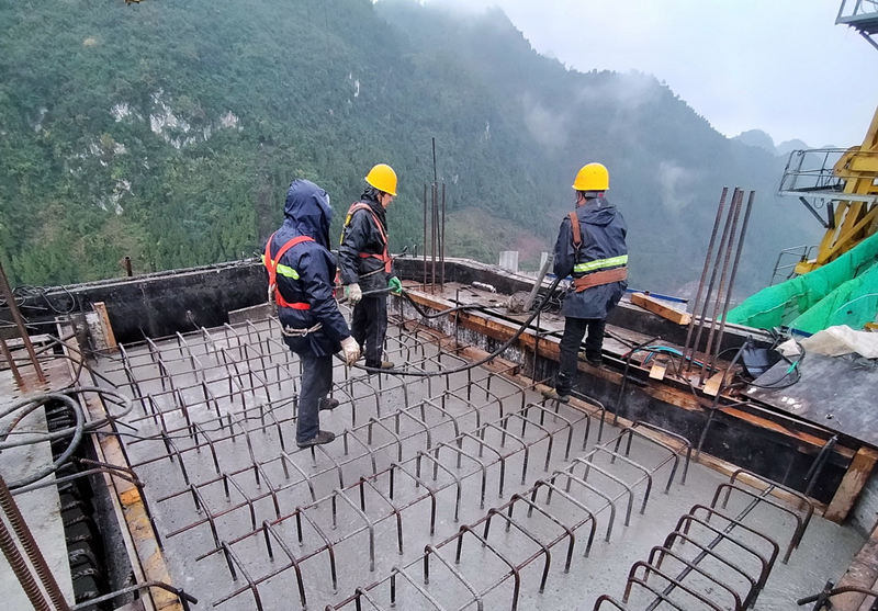 Guizhou: constru??o da torre principal da ponte sobre o rio Tongzi da via expressa Jinsha-Renhuai é concluída