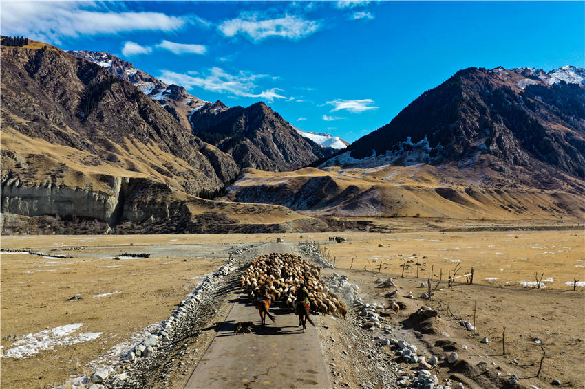 Zhaosu, Xinjiang: melhoria dos padr?es de vida facilita migra??es de pastores