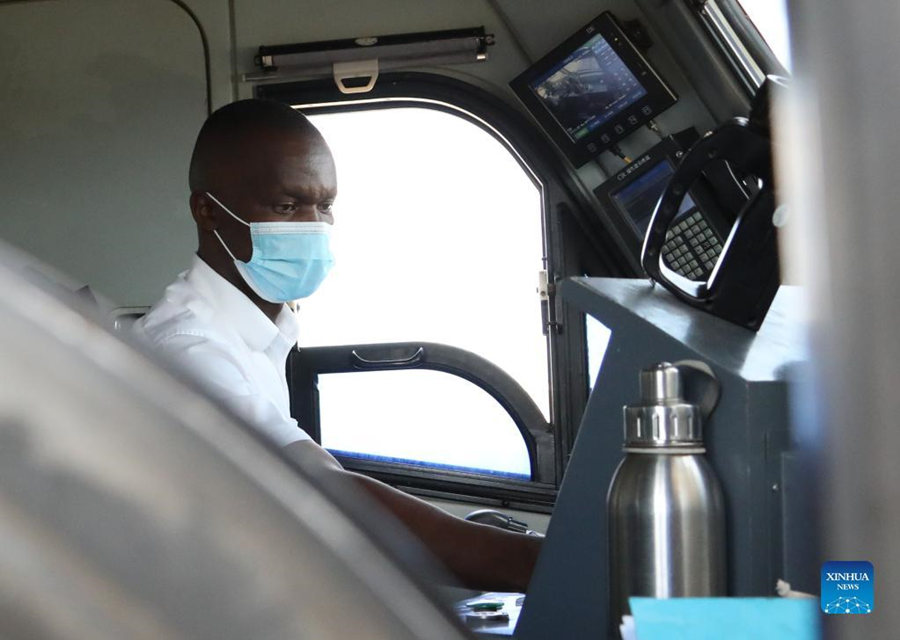 Ferrovia moderna construída pela China transforma vidas no Quênia