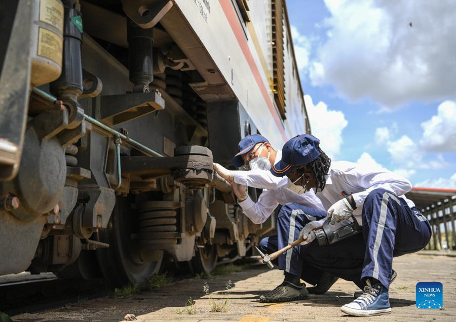 Ferrovia moderna construída pela China transforma vidas no Quênia