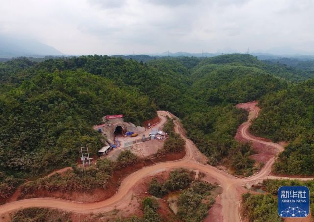 Ferrovia China-Laos iniciará opera??es nesta sexta-feira