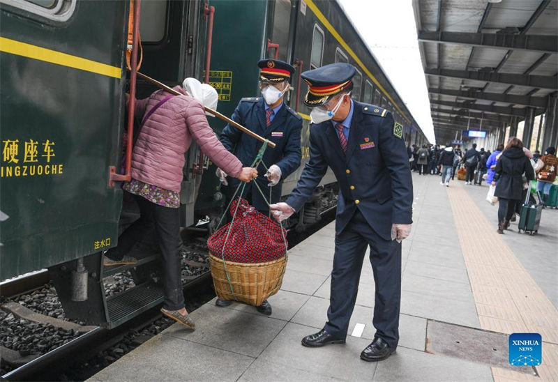 Trem lento traz conveniência para habitantes no sudoeste da China 