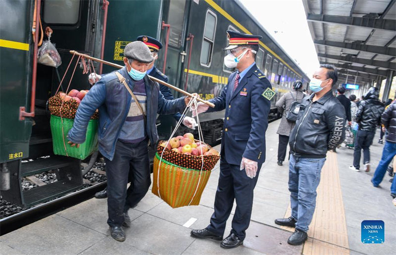 Trem lento traz conveniência para habitantes no sudoeste da China 