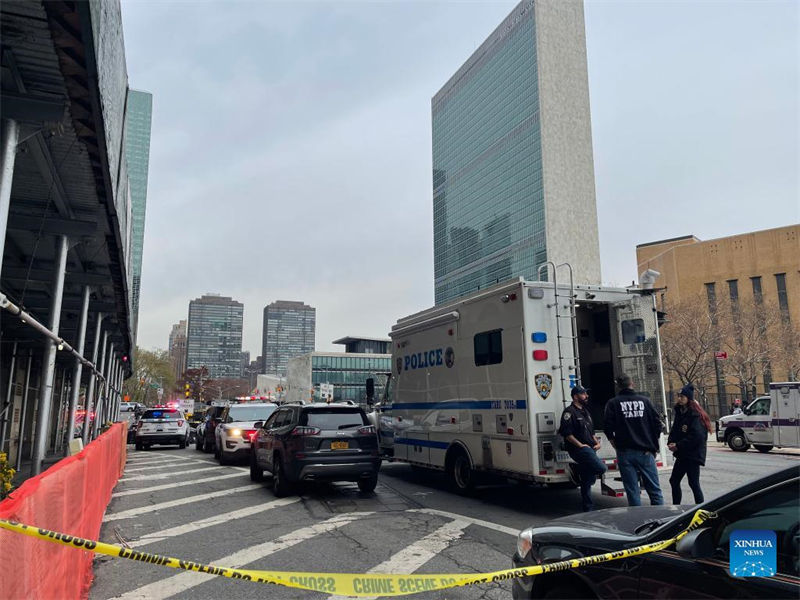 Homem armado rende-se à polícia depois de impasse nas imedia??es da sede da ONU