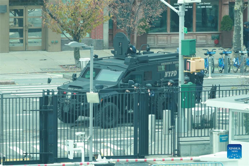 Homem armado rende-se à polícia depois de impasse nas imedia??es da sede da ONU