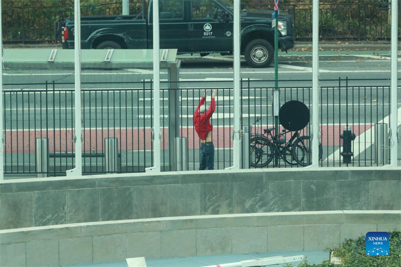 Homem armado rende-se à polícia depois de impasse nas imedia??es da sede da ONU