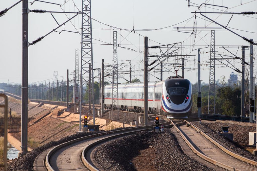 Primeiro trem da Ferrovia China-Laos deixa Vientiane para a China