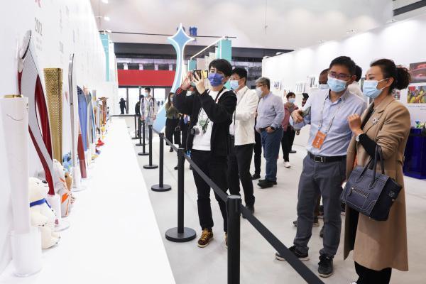 Exposi??o de importa??o de mercadorias e equipamentos esportivos é realizada no sul da China