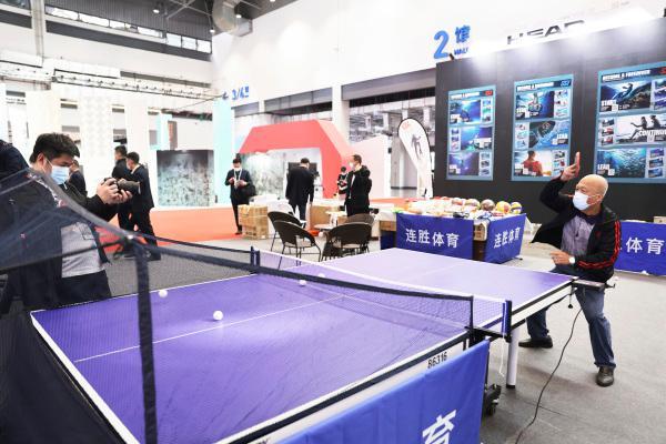 Exposi??o de importa??o de mercadorias e equipamentos esportivos é realizada no sul da China