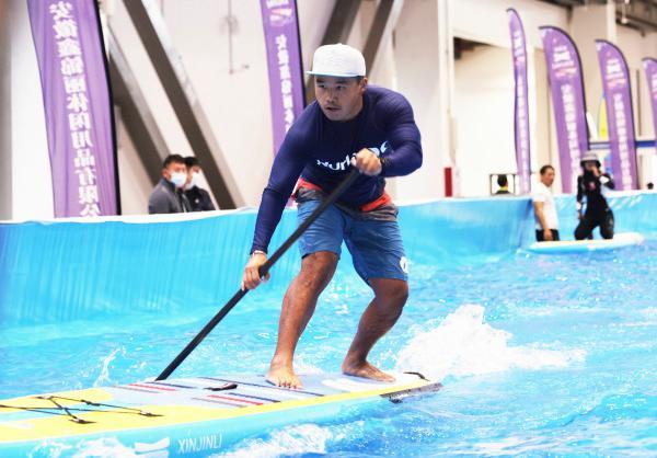 Exposi??o de importa??o de mercadorias e equipamentos esportivos é realizada no sul da China