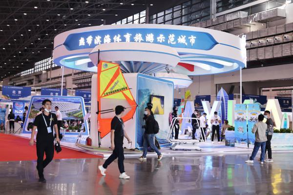 Exposi??o de importa??o de mercadorias e equipamentos esportivos é realizada no sul da China