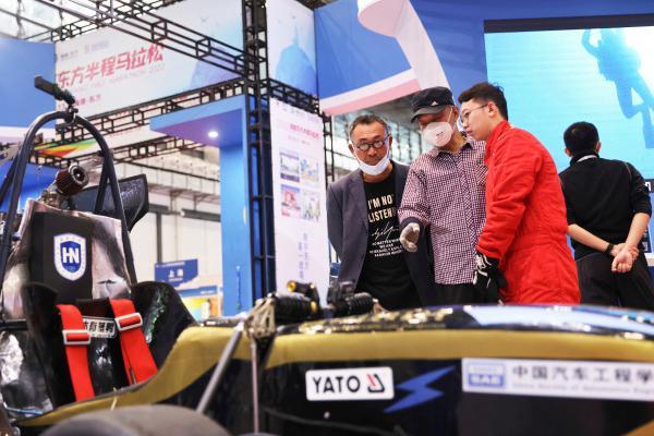 Exposi??o de importa??o de mercadorias e equipamentos esportivos é realizada no sul da China