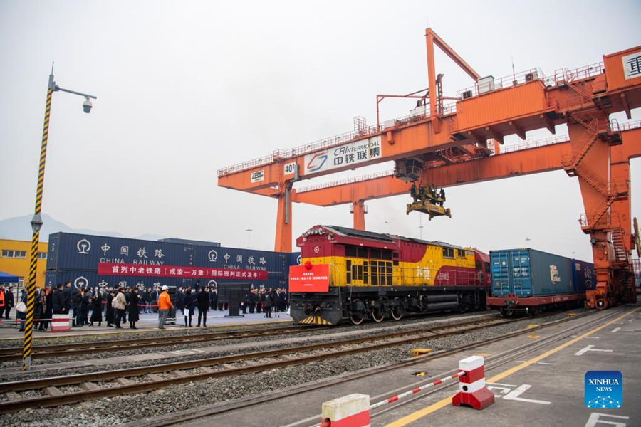 Dois trens de carga partem da China para Laos