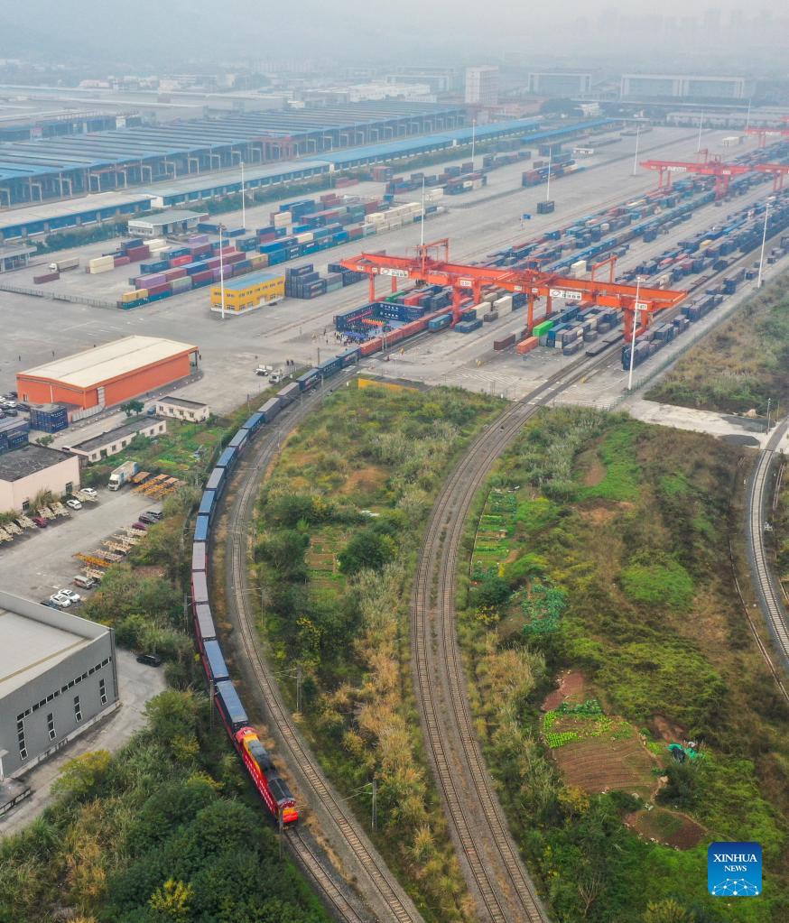 Dois trens de carga partem da China para Laos