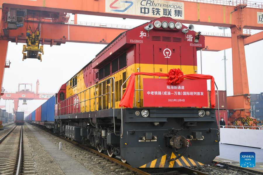 Dois trens de carga partem da China para Laos