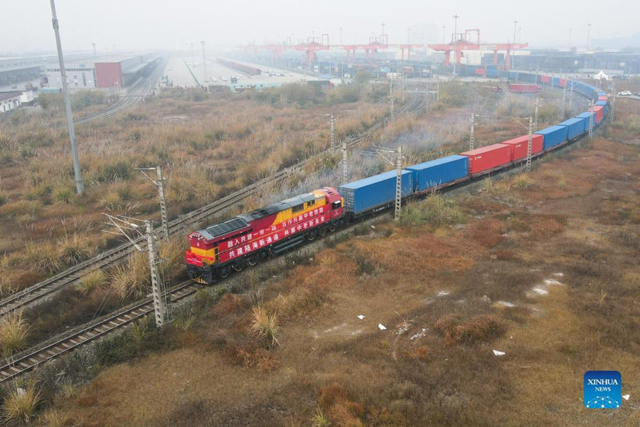 Dois trens de carga partem da China para Laos