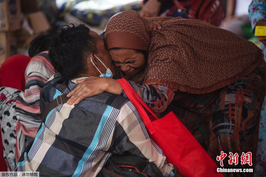 Indonésia: milhares de habitantes s?o evacuados para abrigos temporários   