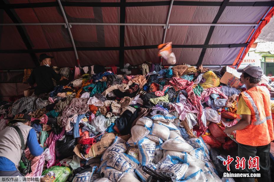 Indonésia: milhares de habitantes s?o evacuados para abrigos temporários   